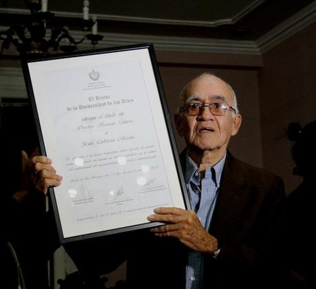 Entrega la Universidad de las Artes Honoris Causa a Jesus Cabrera.