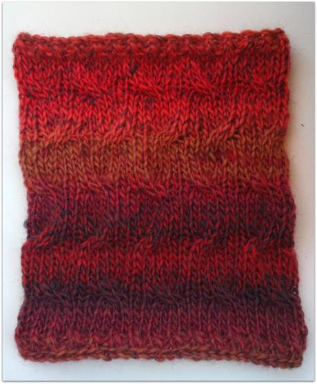 Un cuello de lana con media madeja.Patrón gratuito