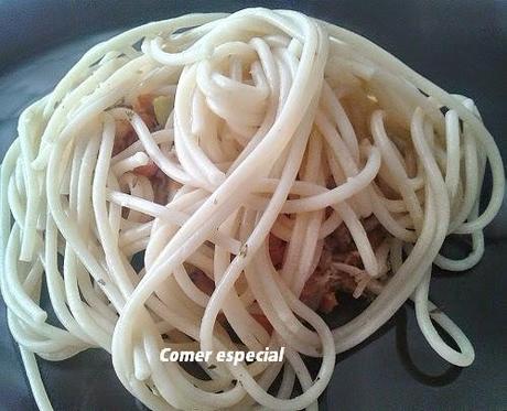 Espaguetis con gallina y verduras