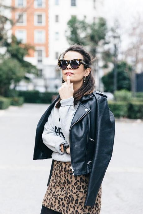 SweatShirt-Blanco_Suite-Leopard_Skirt-Topshop-Balenciaga_Cut_Out_Boots-Biker_Jacket_Maje-Street_Style-17