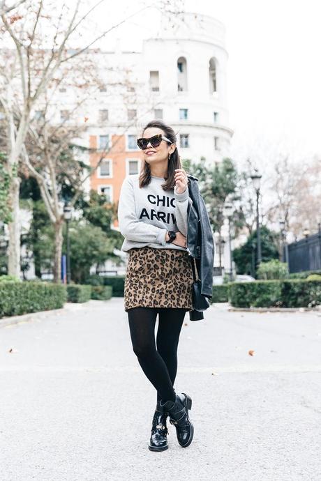 SweatShirt-Blanco_Suite-Leopard_Skirt-Topshop-Balenciaga_Cut_Out_Boots-Biker_Jacket_Maje-Street_Style-32