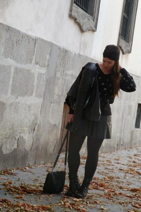 Cuero, turbante y labios rojos Cuero, turbante y labios rojos