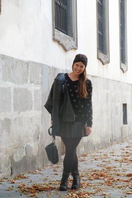 Cuero, turbante y labios rojos Cuero, turbante y labios rojos