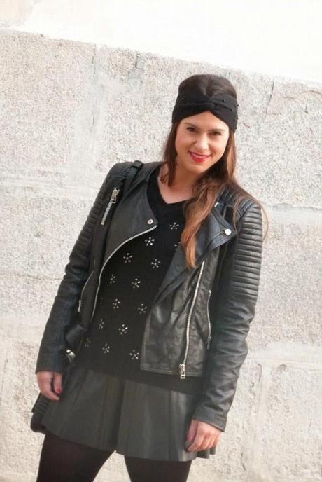 Cuero, turbante y labios rojos Cuero, turbante y labios rojos