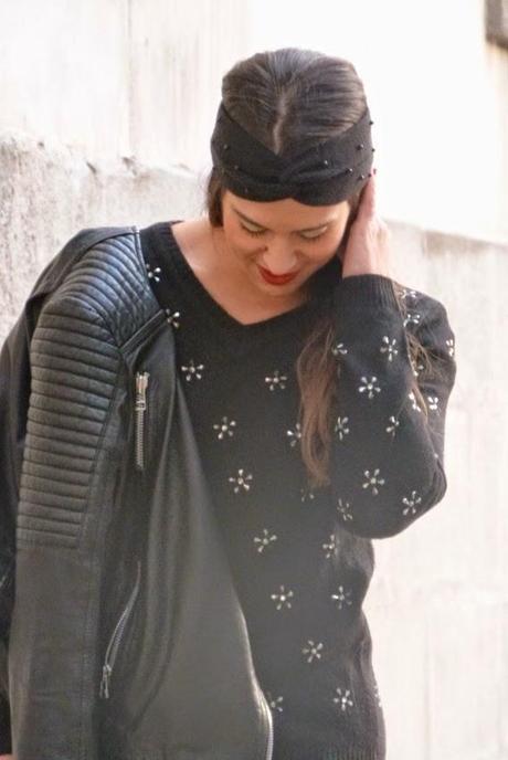 Cuero, turbante y labios rojos