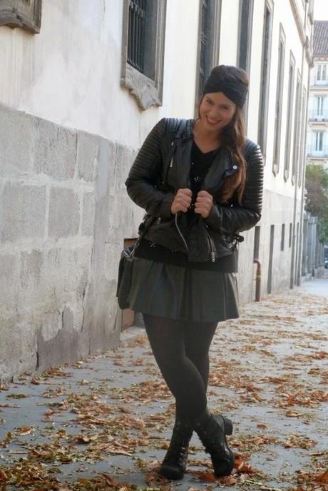 Cuero, turbante y labios rojos Cuero, turbante y labios rojos