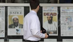 Un hombre pasa ante portadas que muestran imágenes de Osama Bin Laden.  (Michael Reynolds/EFE Archivo)