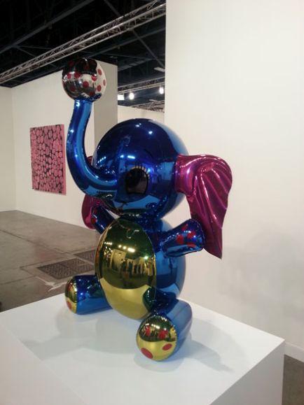 JEFF-KOONS Elephant-Sculpture