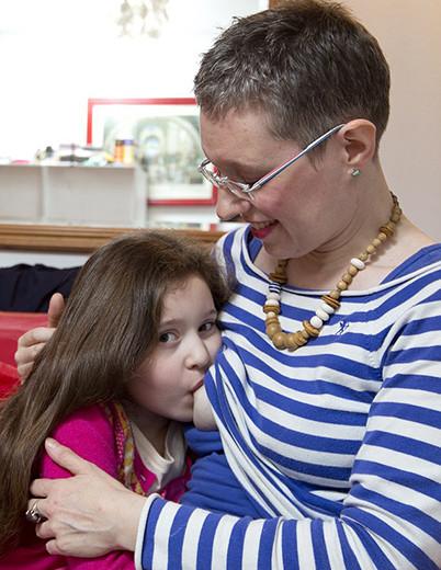 Mujer británica que amamanta su hija de 6 años