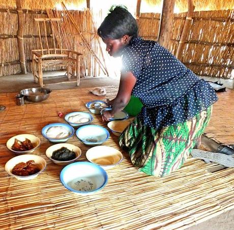 Comiendo en Kawaza Village (Mfuwe - Zambia)