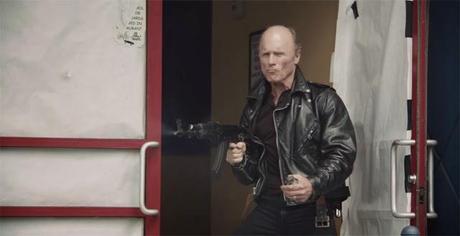 Chupas de cuero, lanzallamas, motos y el puto Ed Harris con una metralleta en el nuevo tráiler de 'Anarchy'