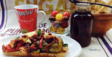 Tosta de berenjena, pimiento y quesos con almendras