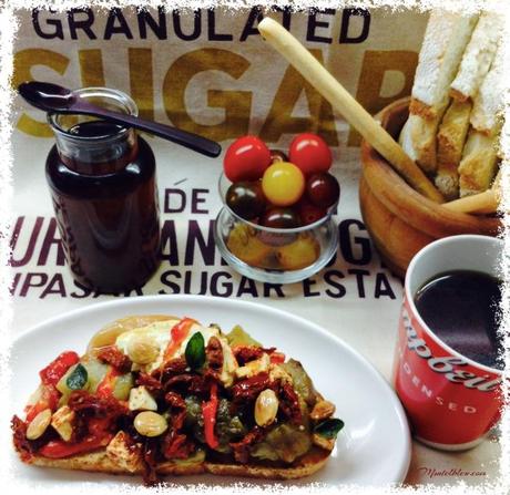 Tosta de berenjena, pimiento y quesos con almendras