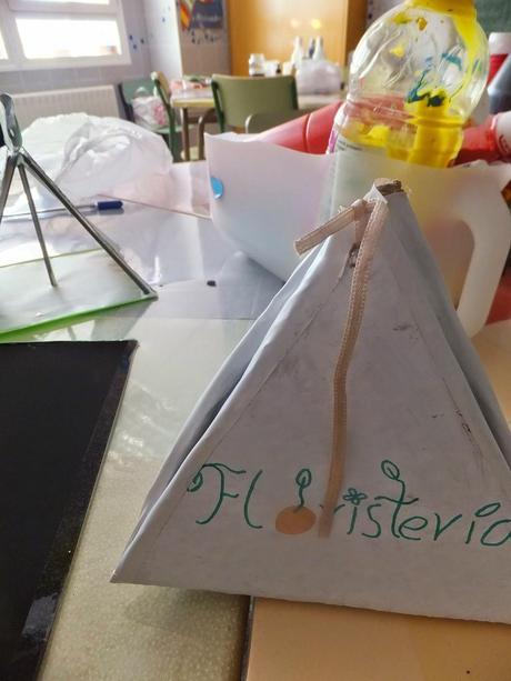 Formas tridimensionales / Packaging & Publicidad o de cómo exponer una figura geométrica como si de un producto de marketing se tratara Formas tridimensionales / Packaging & Publicidad o de cómo exponer una figura geométrica como si de un producto de marketing se tratara