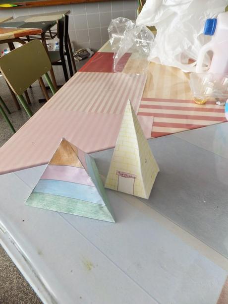 Formas tridimensionales / Packaging & Publicidad o de cómo exponer una figura geométrica como si de un producto de marketing se tratara