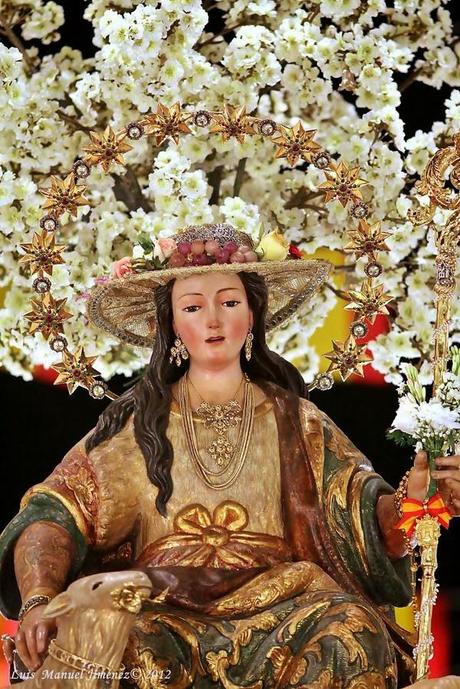 Delante de nosotros como Pastora