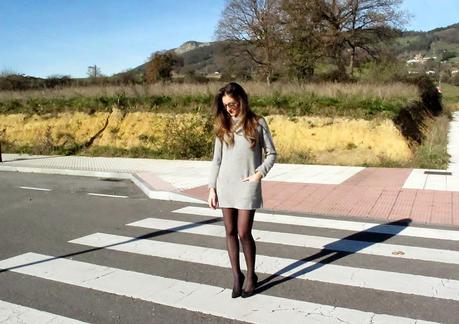Look lady con un vestido de punto gris