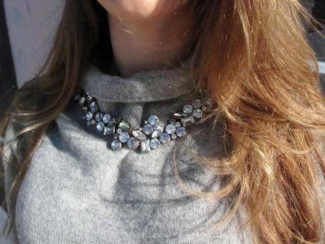 Look lady con un vestido de punto gris