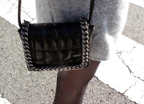 Look lady con un vestido de punto gris