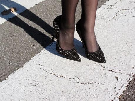 Look lady con un vestido de punto gris