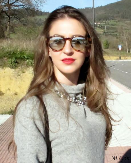 Look lady con un vestido de punto gris