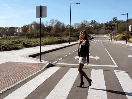 Look lady con un vestido de punto gris