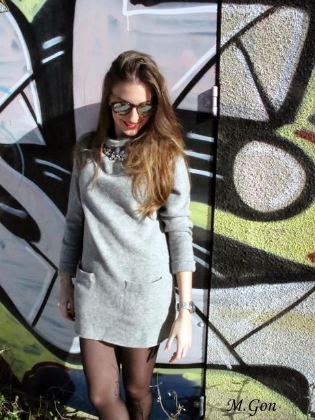 Look lady con un vestido de punto gris