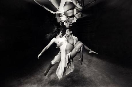 fotografia embarazada pareja bajo el agua