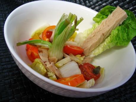 ENSALADA VARIADA CON TRONCO DE BONITO + FILETE DE GALLO CON EMULSIÓN DE TOMATE Y ZANAHORIAS