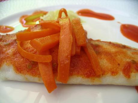 ENSALADA VARIADA CON TRONCO DE BONITO + FILETE DE GALLO CON EMULSIÓN DE TOMATE Y ZANAHORIAS