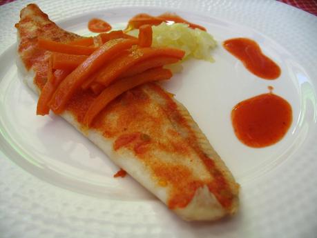 ENSALADA VARIADA CON TRONCO DE BONITO + FILETE DE GALLO CON EMULSIÓN DE TOMATE Y ZANAHORIAS