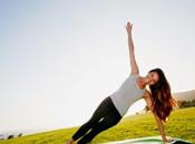 sola postura yoga ayuda mejorar curvatura columna