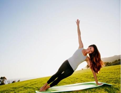 Una sola postura de yoga al día ayuda a mejorar la curvatura de la columna