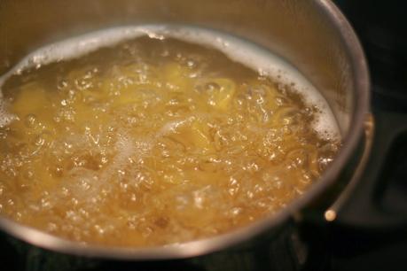 Mezzi Paccheri con Berenjenas Asadas en Aceite, Ricotta y Pesto Siciliano