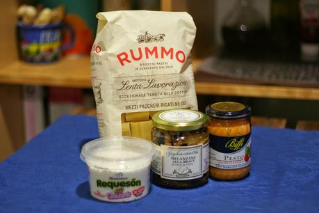 Mezzi Paccheri con Berenjenas Asadas en Aceite, Ricotta y Pesto Siciliano