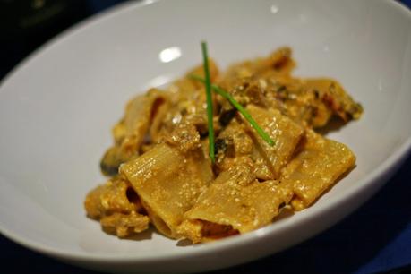 Mezzi Paccheri con Berenjenas Asadas en Aceite, Ricotta y Pesto Siciliano
