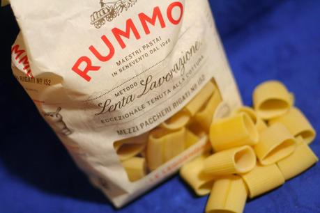 Mezzi Paccheri con Berenjenas Asadas en Aceite, Ricotta y Pesto Siciliano