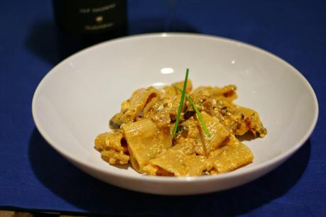 Mezzi Paccheri con Berenjenas Asadas en Aceite, Ricotta y Pesto Siciliano