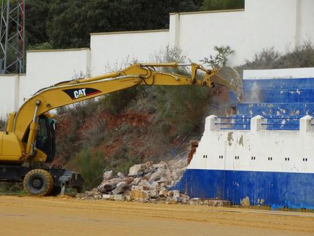 LAS OBRAS DEL CAMPO DE FUTBOL DE ALMOGIA YA HA COMENZADO