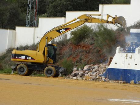 LAS OBRAS DEL CAMPO DE FUTBOL DE ALMOGIA YA HA COMENZADO