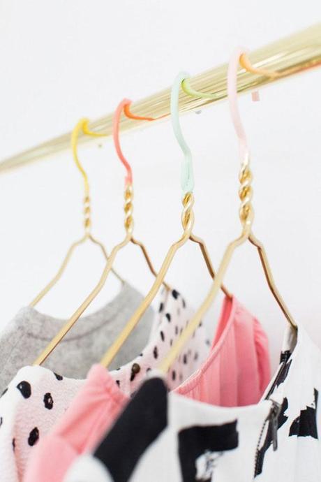 DIY: unas perchas en dorado y pastel