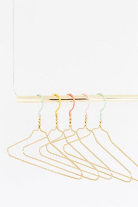 DIY: unas perchas en dorado y pastel