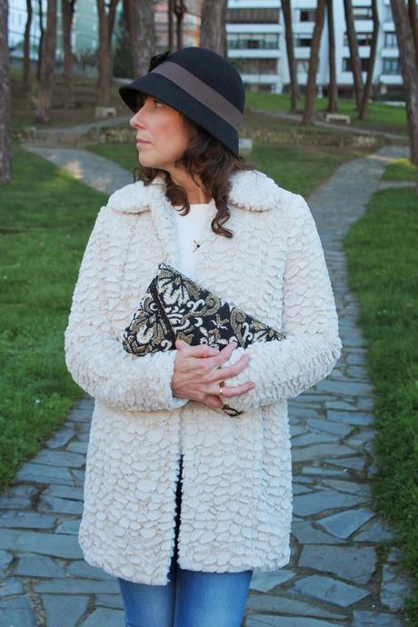 MIS LOOKS - ABRIGO PELUCHE Y JEANS