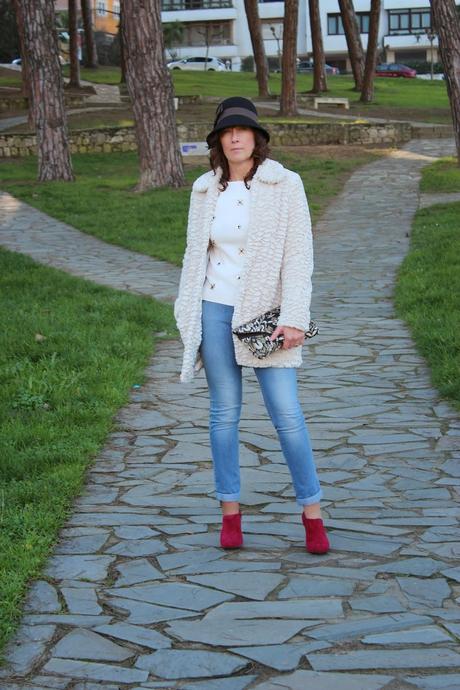 MIS LOOKS - ABRIGO PELUCHE Y JEANS