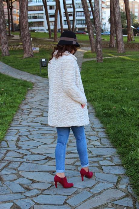 MIS LOOKS - ABRIGO PELUCHE Y JEANS