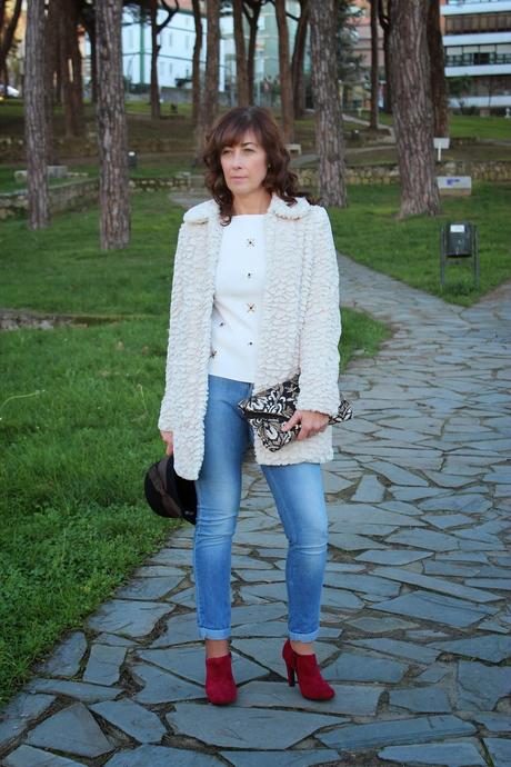 MIS LOOKS - ABRIGO PELUCHE Y JEANS