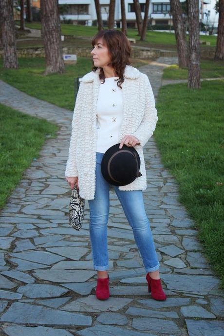 MIS LOOKS - ABRIGO PELUCHE Y JEANS