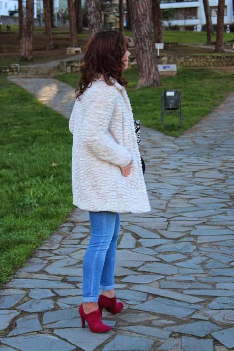 MIS LOOKS - ABRIGO PELUCHE Y JEANS