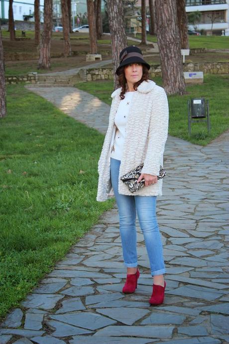 MIS LOOKS - ABRIGO PELUCHE Y JEANS