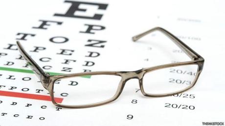 Lentes sobre una cartilla para pruebas de la vista